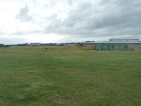 20150804 172834  vaalea rakennus vasemmalla on meidän kämppä, välissä carnoustien kenttä