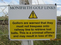 IMG 2763  Ei seuraa sen pahempaa kuin hengen menetys jos menet hakemaan palloa rautatiekiskoilta