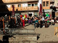 porukkaa on ja aurinko paistaa