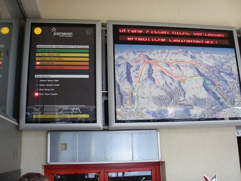 P3110119.JPG - Myrskytuulta lumivyöryvaara korkea, ja kaksi laskua auki